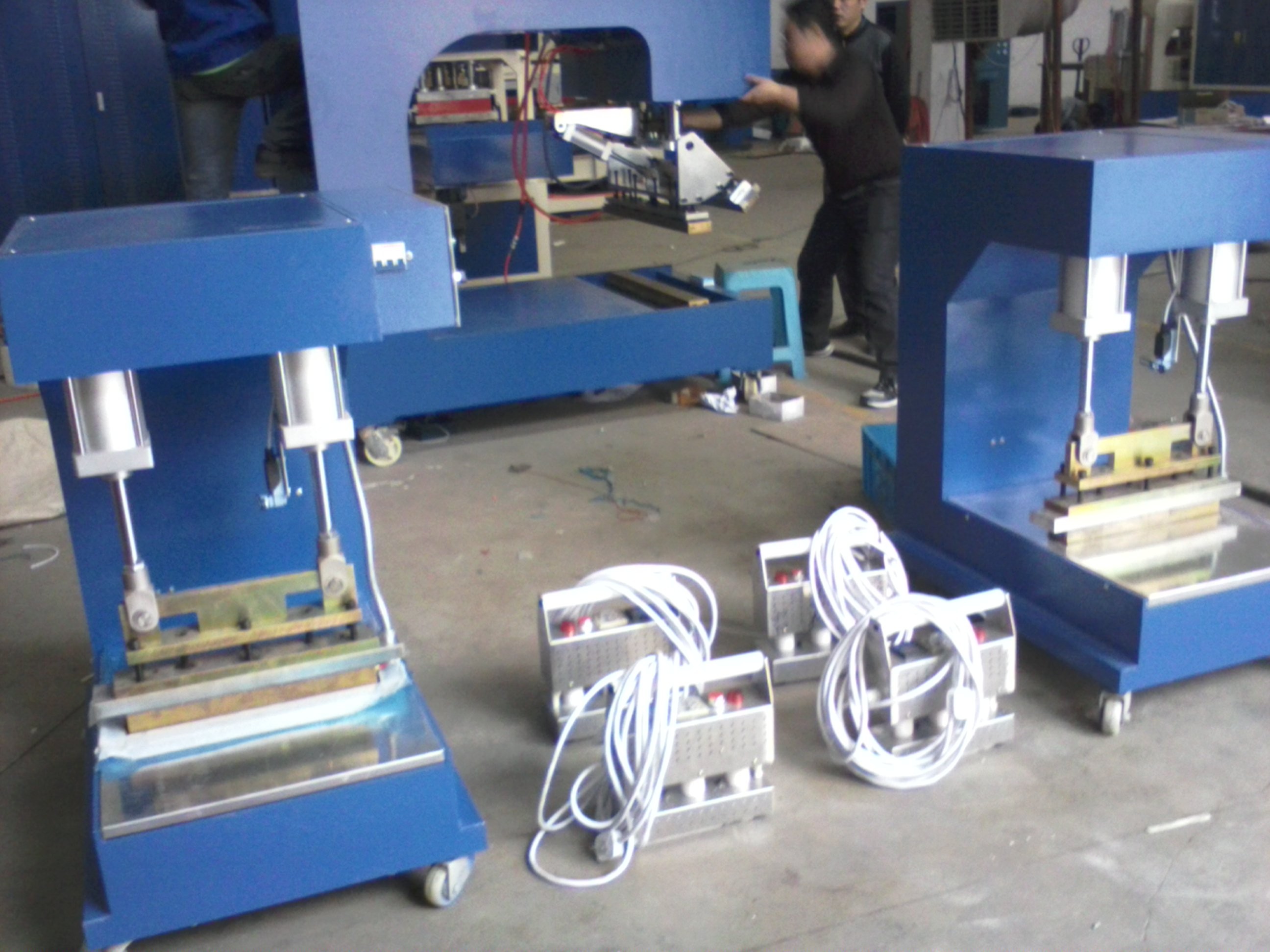 寧波東雄機(jī)電設(shè)備 專(zhuān)業(yè)定做PTFE膜結(jié)構(gòu)工業(yè)與食品輸送帶，引領(lǐng)塑料焊接高周波技術(shù)