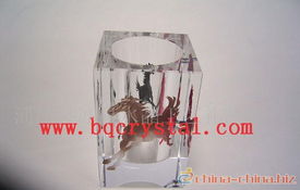 晶瑩剔透的水晶筆筒 提升辦公桌格調(diào)的實(shí)用藝術(shù)品